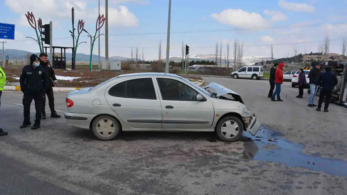 Bigadiç'te ambulans kaza yaptı