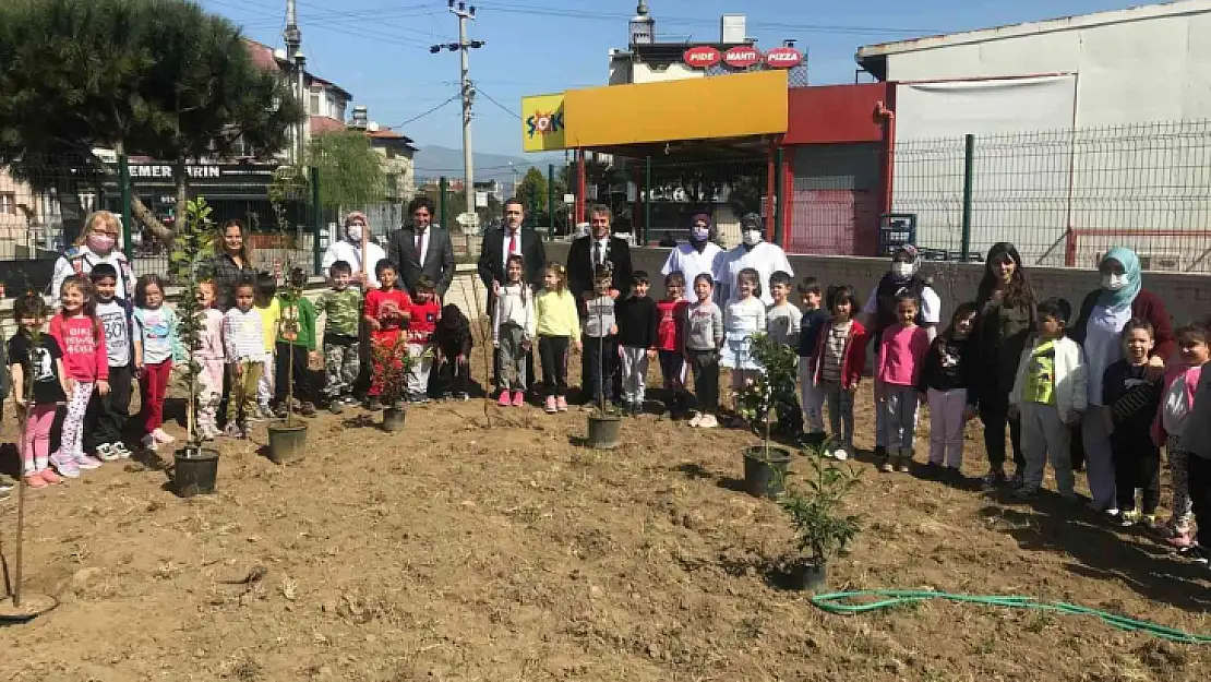 Burhaniye' de Kaymakam Memiş, anaokulu öğrencileri ile fidan dikti