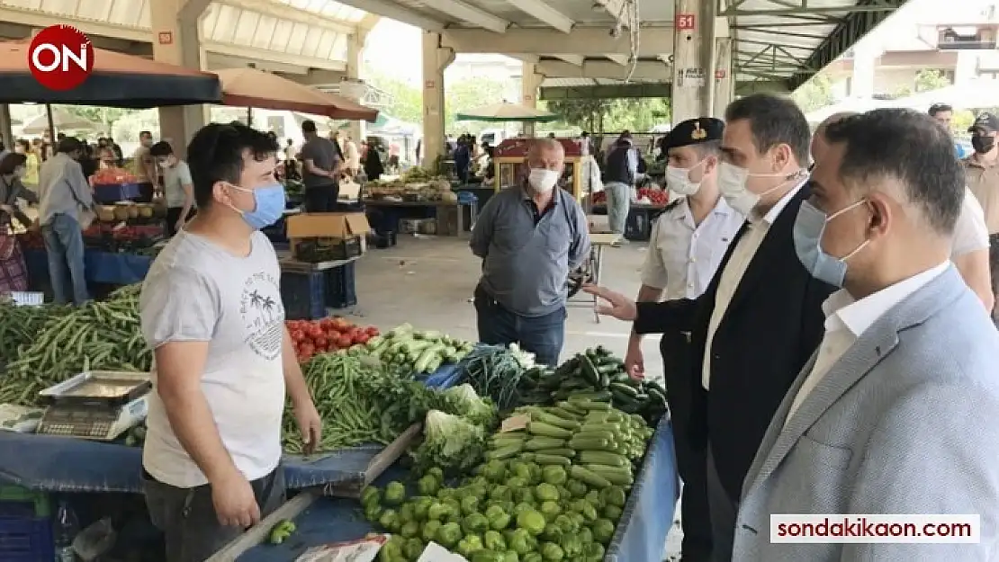 Burhaniye'de Kaymakam Memiş Pazar denetimine katıldı