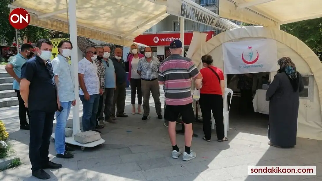 Burhaniye'de sağlıkçılara siyasetçi desteği