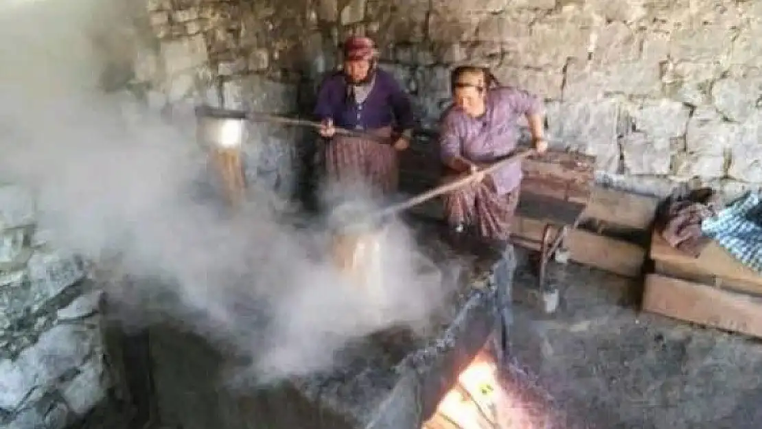 Burhaniye'de üzüm pekmezleri hazırlandı