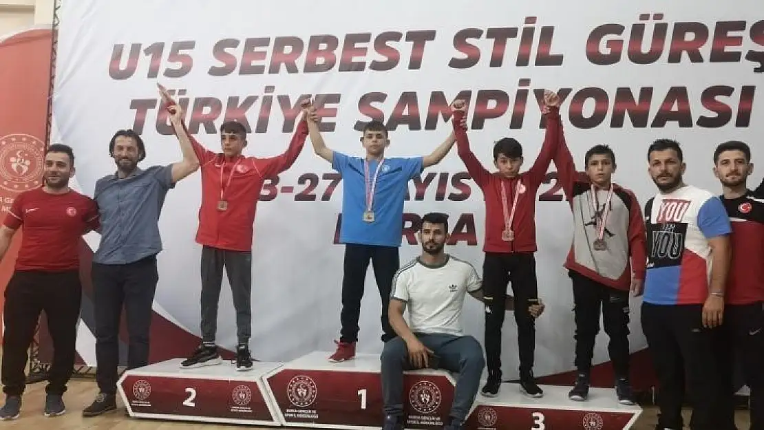 Bursa Büyükşehir Belediyesporlu güreşçi Emirhan Çetin Türkiye şampiyonu