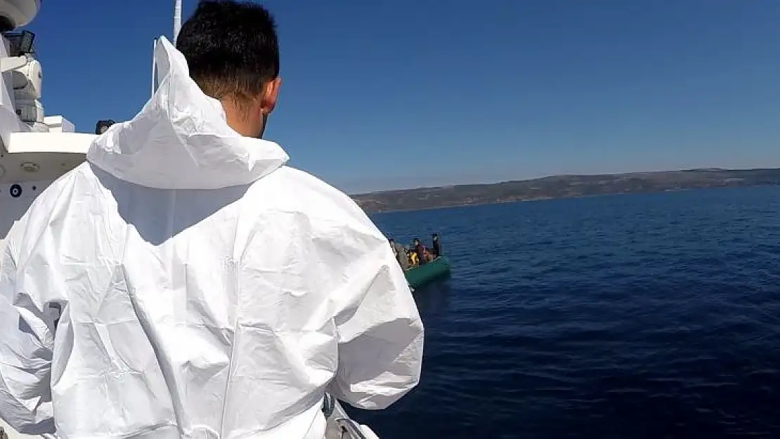 Çanakkale açıklarında ölüme terk edilen 30 düzensiz göçmen kurtarıldı