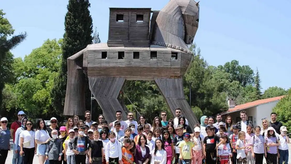 ÇOMÜ öğrencileri, ilkokul öğrencilerini Troya müzesine götürdü