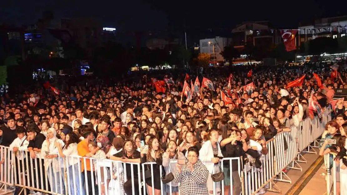 Didim Belediyesi 19 Mayıs'ı Grup 'Gripin' ile kutladı