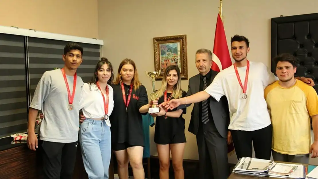 DPÜ Öğrenci Toplulukları sağlık için voleybol turnuvasında