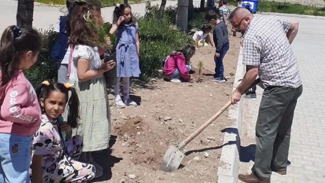 Hisarcık Atatürk İlkokulu'nda fidan dikim etkinliği