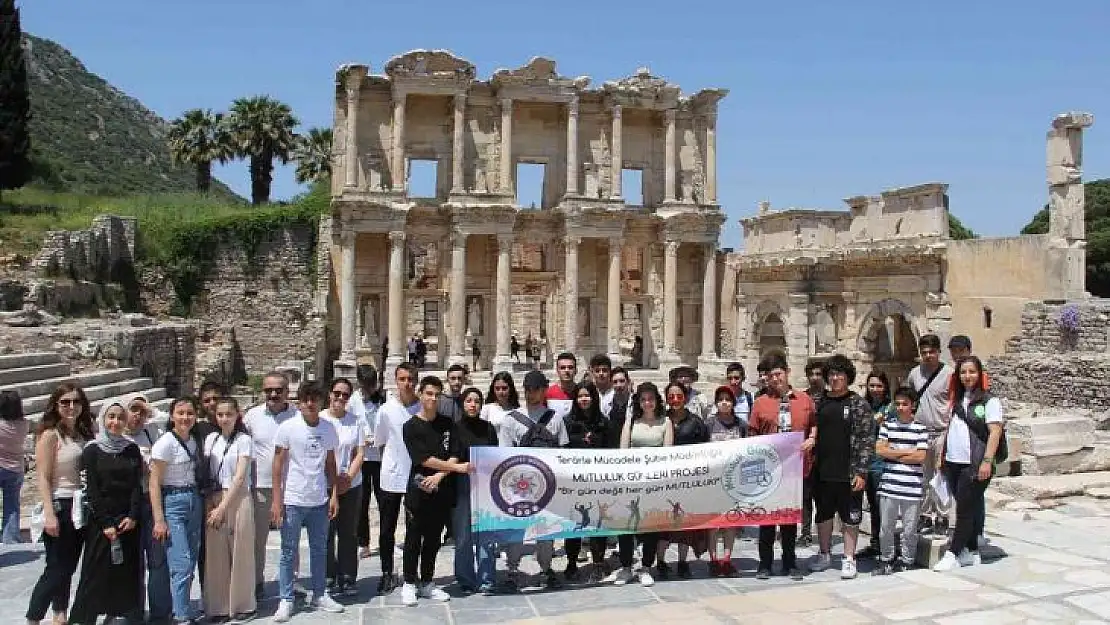 İzmir polisinden öğrencilere gezi morali