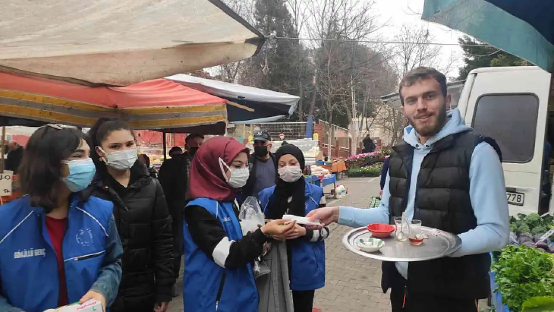 Manyaslı gençler esnaf ve vatandaşlara maske dağıttı