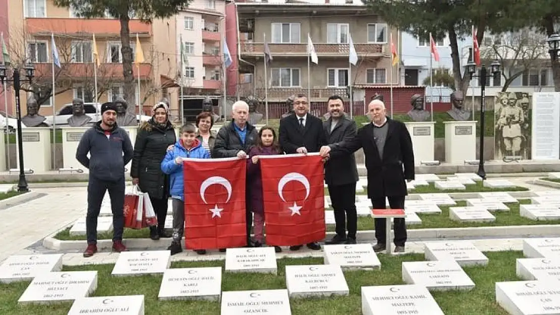 Şehitlikte taşları kardan temizleyen çocuklar: 'Şehitlerimizin ismi hep okunsun, silinmesin istedik'