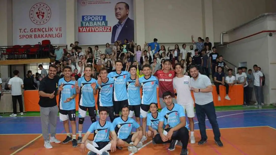 Selendi'de liseler arası futbol ve voleybol turnuvası sona erdi