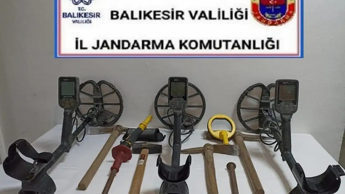 Sındırgı'da kaçak kazı yapan 3 kişi gözaltına alındı