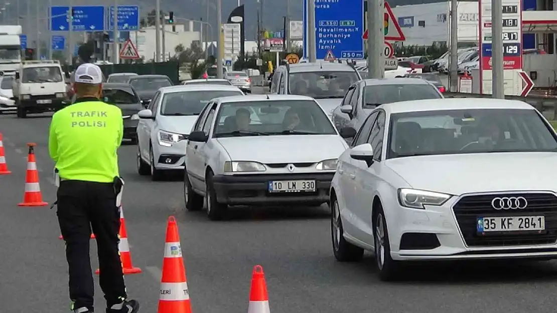 Tatil bölgelerinde trafik yoğunluğu başladı