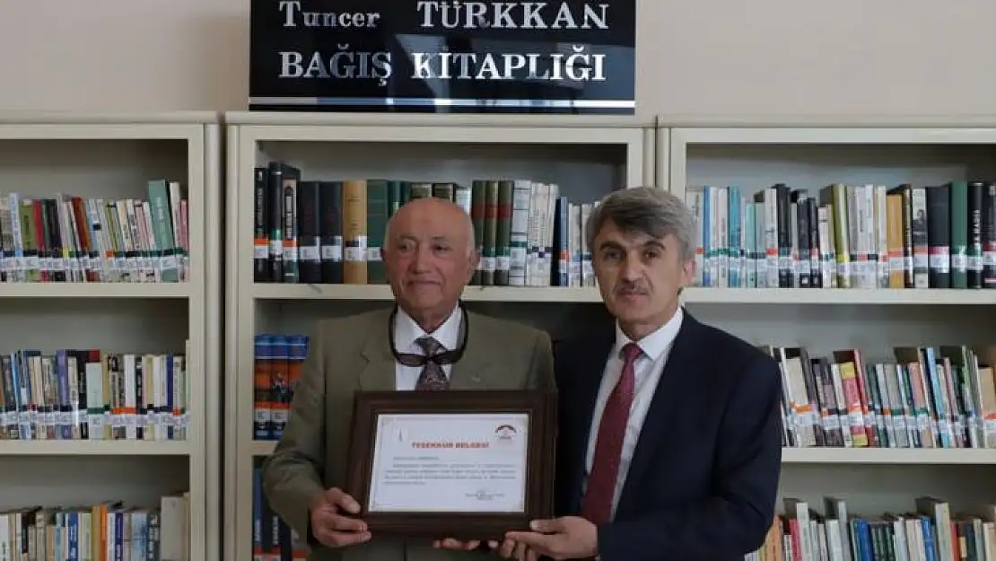 Tuncer Türkkan DPÜ'ye 864 kitap bağışladı