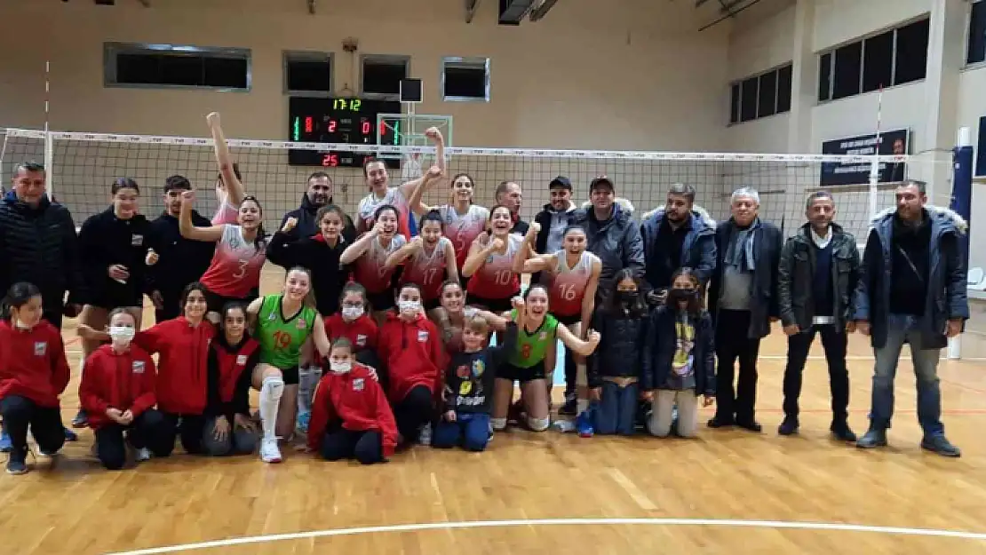 Voleybolda Ayvalık derbisini Kırmızı Şimşekler kazandı