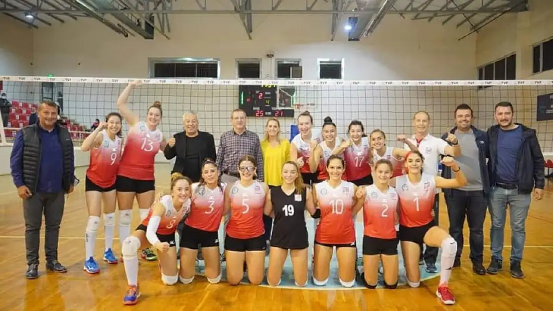 Voleybolda Ayvalıkgücü lige damgasını vurdu