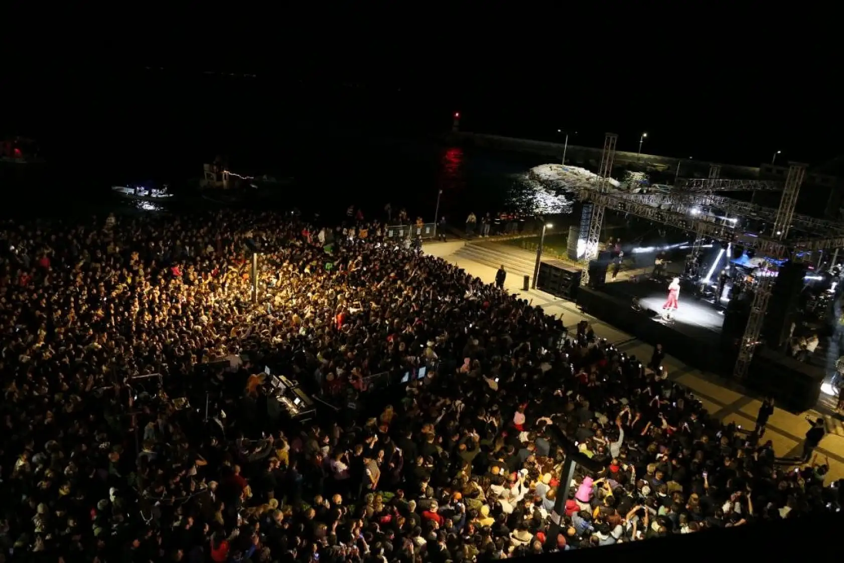 İrem Derici Edremit'te sahne aldı