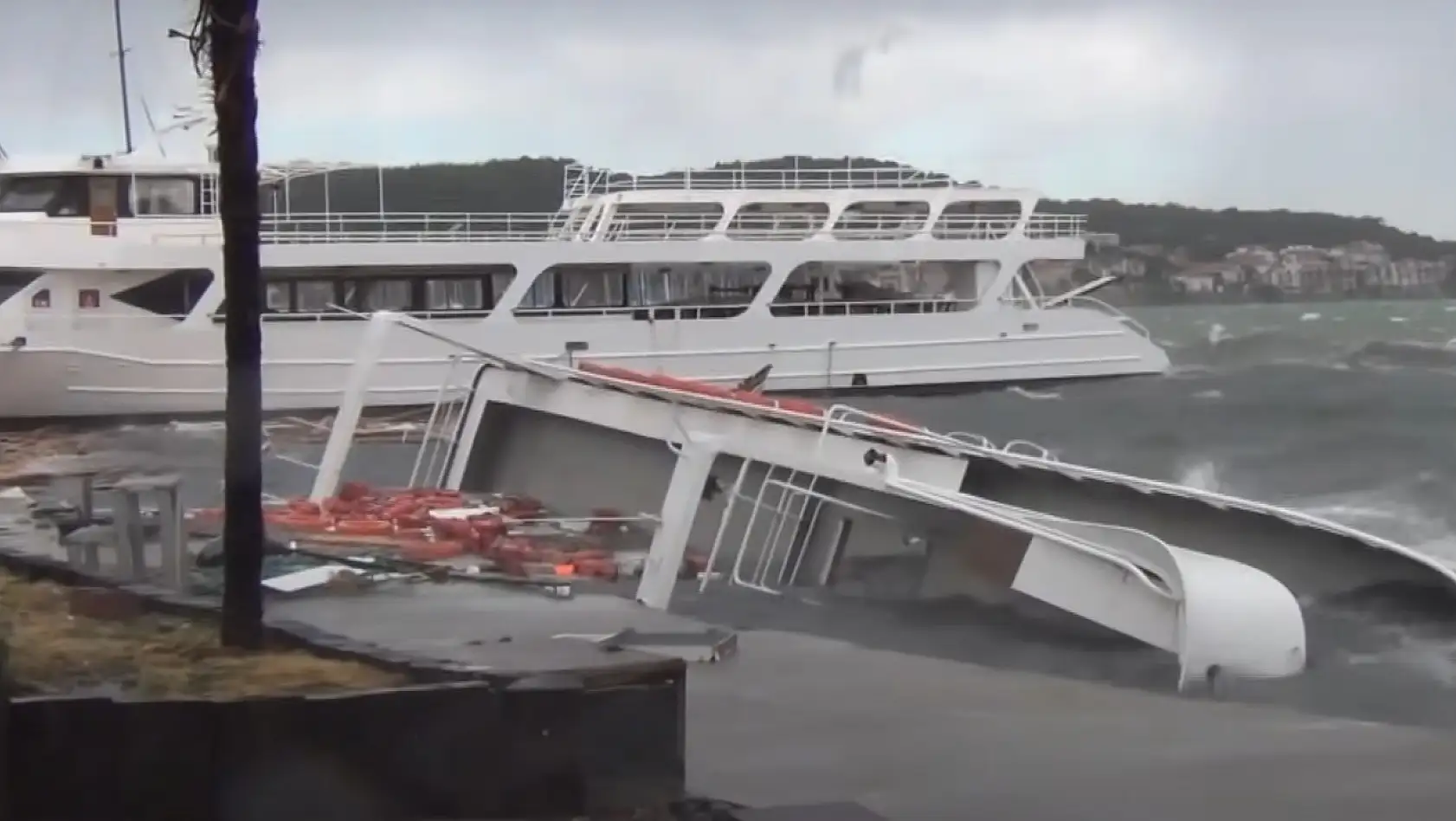 Ayvalık'ta fırtına dehşeti... Balıkçı tekneleri parçalandı