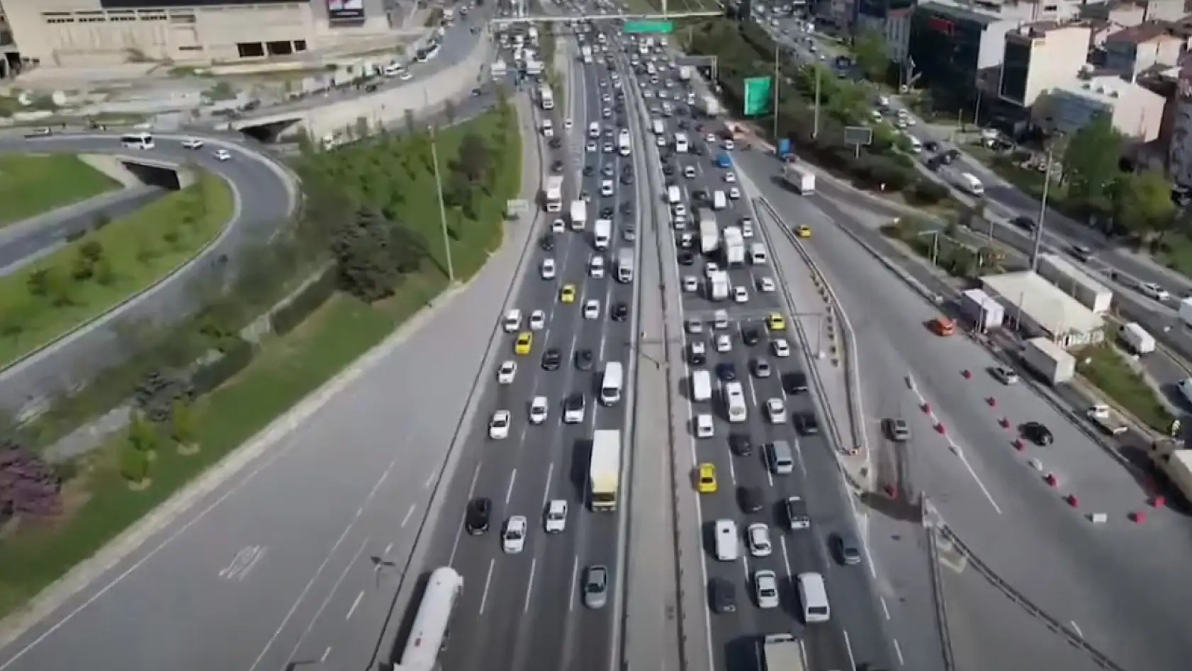 Yola çıkacaklar dikkat! İstanbul'da bayram trafiği başladı