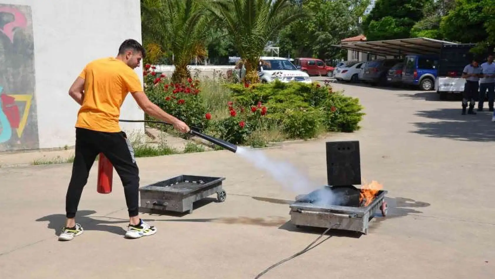 Atça'da üniversite öğrencilerine yangına müdahale eğitimi verildi