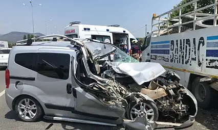 Kamyona arkadan çarpan ticari araç hurdaya döndü, kazada bir kişi yaralandı