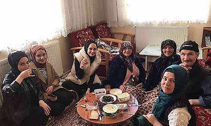 Kepsut'ta öğrenciler yaşlı bireyleri ziyaret etti
