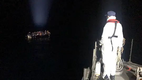 Ayvalık'ta 33 göçmen kurtarıldı