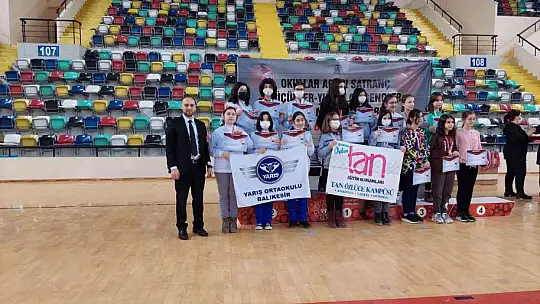 Balıkesir'de öğrenciler satrançta ödül için hamle yaptılar