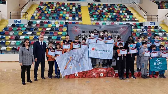 Balıkesir'de öğrenciler satrançta ödül için hamle yaptılar