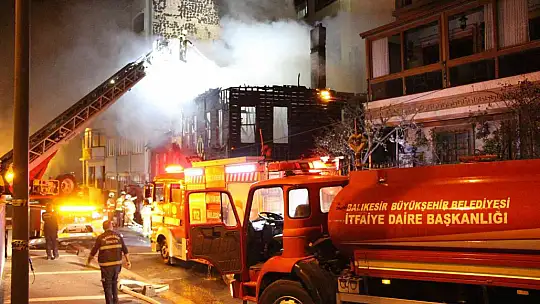 Bandırma'da iki katlı tarihi bina kül oldu