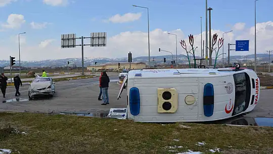 Bigadiç'te ambulans kaza yaptı