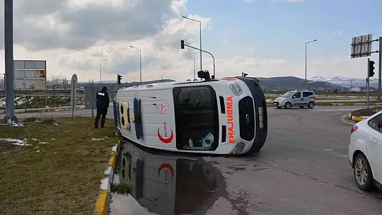 Bigadiç'te ambulans kaza yaptı