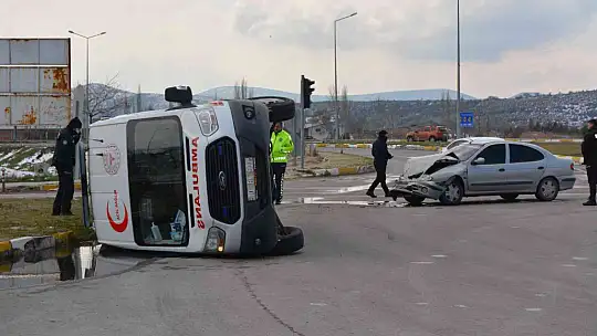 Bigadiç'te ambulans kaza yaptı