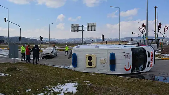 Bigadiç'te ambulans kaza yaptı