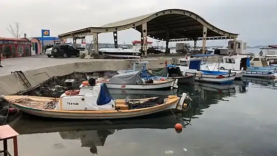 Kendisine ait balıkçı teknesini benzin döküp yaktı