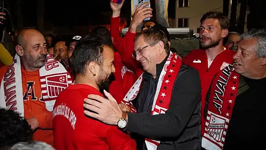 Şampiyon Ayvalıkgücü'ne coşkulu karşılama