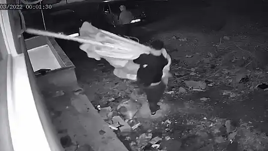 Şemsiye hırsızları önce kameraya sonra polise yakalandı