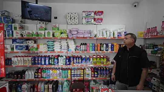 Şemsiye hırsızları önce kameraya sonra polise yakalandı