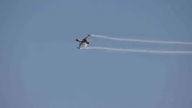 'SOLOTÜRK' Çanakkale semalarında çocuklar için uçtu