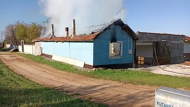 Altıntaş'ta ev yangını korkuttu