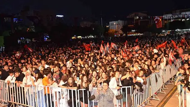 Didim Belediyesi 19 Mayıs'ı Grup 'Gripin' ile kutladı