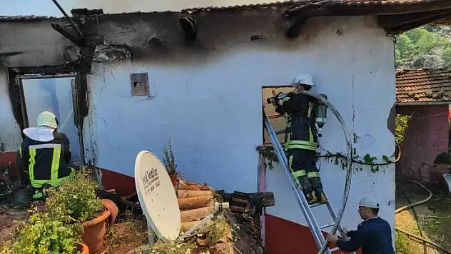 Elektrik kontağından çıkan yangın, 2 katlı evi küle döndürdü