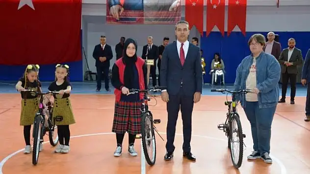 Emet'te 5 milyon sayfa kitap okuyan öğrencilere ödülü