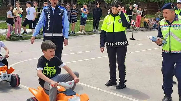 Gediz'de öğrencilere uygulamalı trafik eğitimi