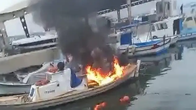 Kendisine ait balıkçı teknesini benzin döküp yaktı