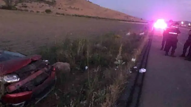 Sürücüsünün direksiyon hakimiyetini kaybettiği araç devrildi: 4 yaralı