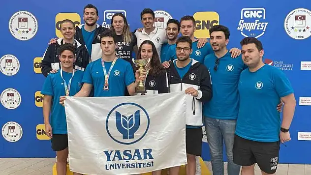 Yaşar Üniversitesi öğrencileri yüzmede dereceleri topladı