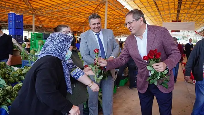 Ayvalık'ta sebze ve meyvecilerle, Başkan Ergin anneleri unutmadı