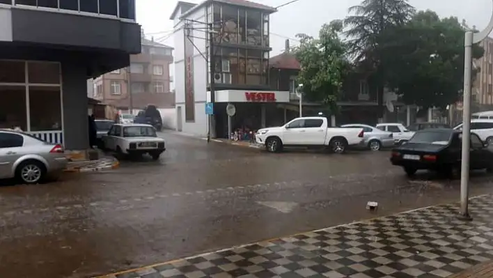 Çanakkale'ye nohut büyüklüğünde dolu yağdı