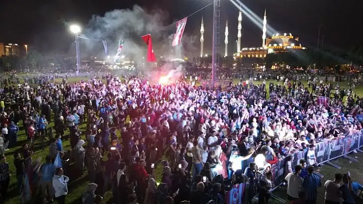 Bursa'da on binlerce kişi Trabzonspor'un şampiyonluğunu kutladı